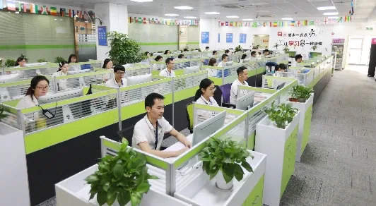 Équipe de bureau coordonnant les projets et commandes clients